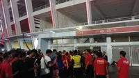 Para suporter Timnas Indonesia mengantre secara tertib di zona 11 Stadion Utama Gelora Bung Karno, Jakarta jelang laga melawan Brunei Darussalam, Kamis (12/10/2023) petang WIB. (Bola.com/Hery Kurniawan)