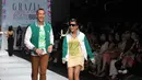 Pada bagian akhir acara, ada Daniel Mananta dan Nowela yang menampilkan koleksi busana dalam pagelaran Jakarta Fashion Week 2015, Minggu (2/11/2014). (Liputan6.com/Panji Diksana) 