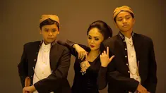 Yuni Shara memakai kebaya berwarna hitam, sedangkan kedua putranya memakai baju adat jawa, terlihat sangat kompak.
(Liputan6.com/IG/@yunishara36)