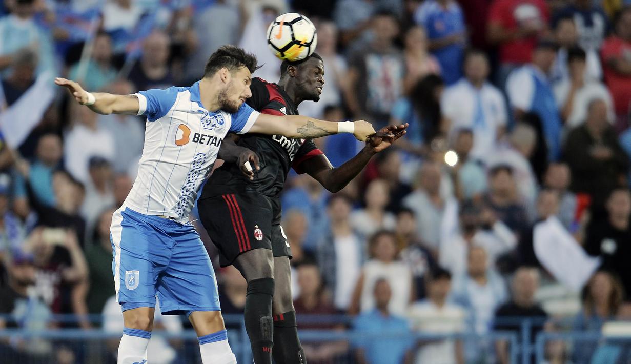 Striker AC Milan, M'Baye Niang, duel udara dengan gelandang Craiova pada laga kualifikasi Liga Europa di Stadion Municipal, Rumania, Kamis (27/7/2017). Craiova kalah 0-1 dari AC Milan. (AP/Alexandru Dobre)