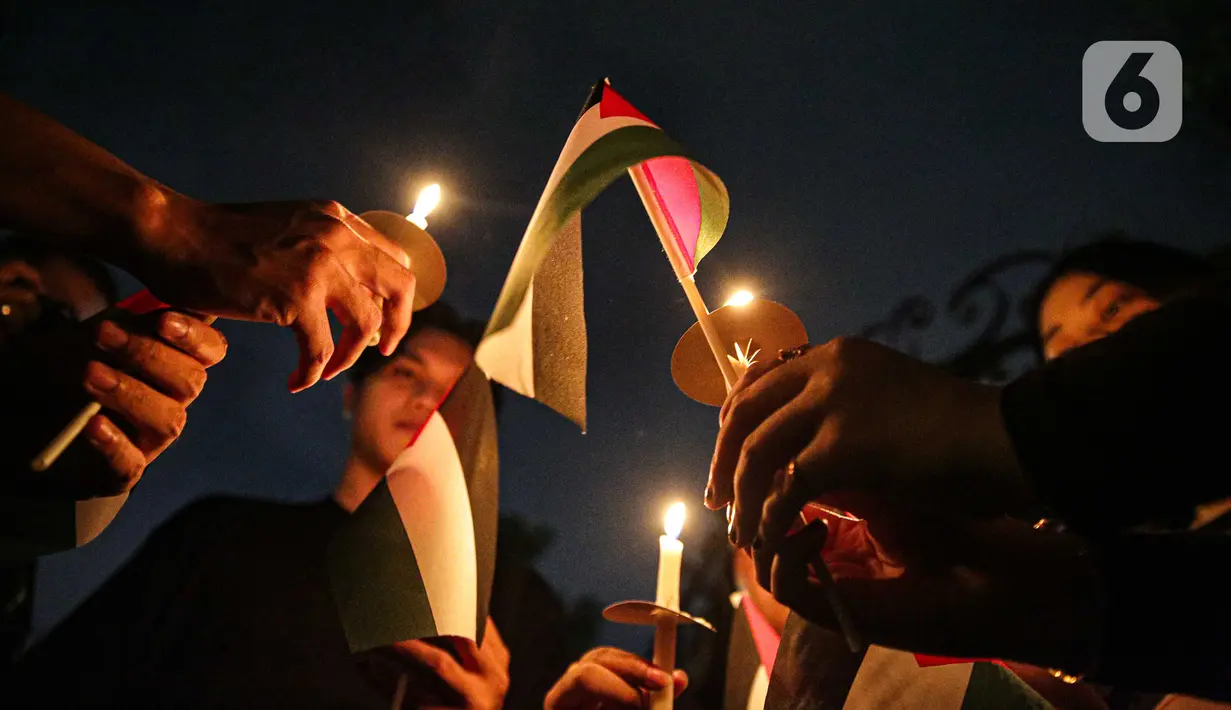 <p>Sejumlah elemen masyarakat menyalakan lilin saat mengikuti Aksi Damai Bela Palestina di Kedutaan Besar Palestina, Jakarta, Kamis (2/11/2023). (Liputan6.com/Faizal Fanani)</p>