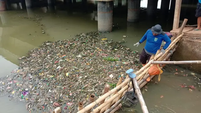Satgas Banjir PUPR Kota Depok membersihkan sampah di dalam kali di Kota Depok
