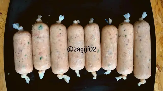 Resep sosis sapi homemade. (dok. Cookpad @kenz_kitchen)