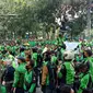 Ribuan massa pengemudi ojek online yang tergabung daman Driver Ojol Jabar Bersatu menggelar unjuk rasa damai di depan Balai Kota Bandung, Senin (13/7/2020). (Liputan6.com/Huyogo Simbolon)