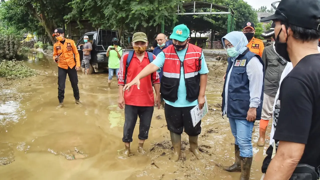 Banjir kembali melanda kawasan Bojongkulur, Gunungputri, Bogor pada Sabtu (24/10/2020) malam. (Achmad Sudarno/Liputan6.com).