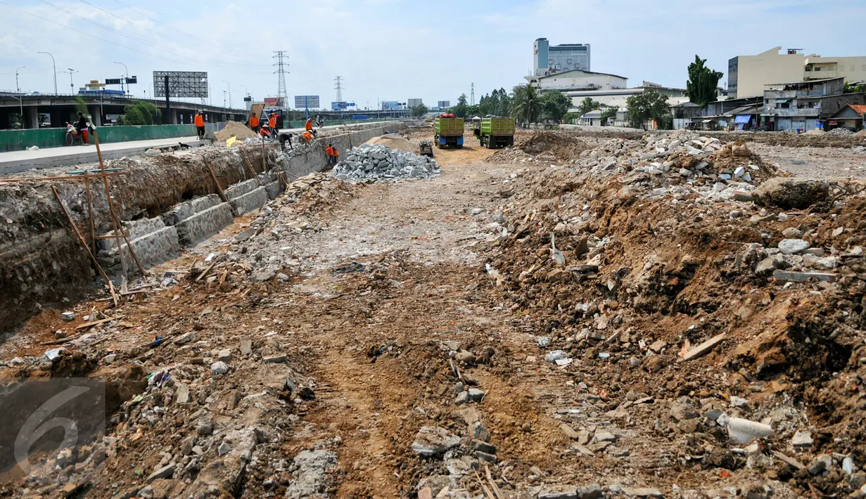 Suasana pengerjaan proyek penataan ulang Kalijodo, Jakarta, Kamis (14/4/2016). Pengerjaan di sepanjang Jalan Kepanduan II, mulai dari ujung di Jalan Teluk Gong, Jakarta Utara, hingga Jalan Tubagus Angke, Jakarta Barat.(Liputan6.com/Yoppy Renato)