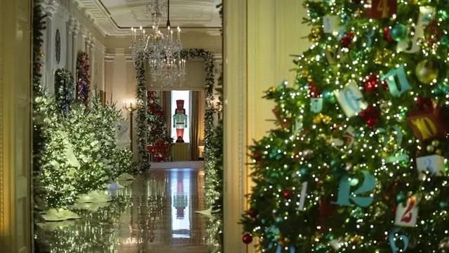 Dekorasi natal di Gedung Putih Amerika Serikat (AS) yang mengangkat tema "Magic, Wonder and Joy" pada tahun 2023. (AP/Evan Vucci)