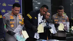 Direktur Reserse Kriminal Khusus Polda Metro Jaya, Kombes Pol Edy Suranta Sitepu, mengatakan dalam konferensi pers di Mapolda Metro Jaya, Rabu (17/12/2025), bahwa praktik aborsi illegal ini sudah berlangsung dari 2023 sampai dengan November 2025. Tampak dalam foto, Kabid Humas Polda Metro Jaya, Kombes Pol Bhudi Hermanto (kiri) memperlihatkan barang bukti pengungkapan kasus praktik aborsi illegal di Mapolda Metro Jaya, Jakarta, Rabu (17/12/2025). (merdeka.com/magang/Rendi Saputra)