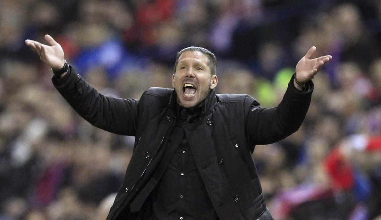 Diego Simeone saat melatih Atletico Madrid di Stadion Vicente Calderon, Madrid, Spanyol, (08/3/2015).  (EPA/Victor Lerena)
