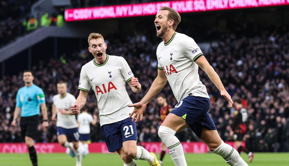 Pemain Tottenham Hotspur, Harry Kane melakukan selebrasi setelah mencetak gol pembuka timnya ke gawang Manchester City pada laga pekan ke-22 Liga Inggris 2022/2023 di Tottenham Hotspur Stadium, London, Minggu (05/02/2023) malam WIB. Gol tersebut berhasil menobatkan dirinya menjadi top skor sepanjang masa Tottenham dengan koleksi 267 gol. (AFP/Adrian Dennis)