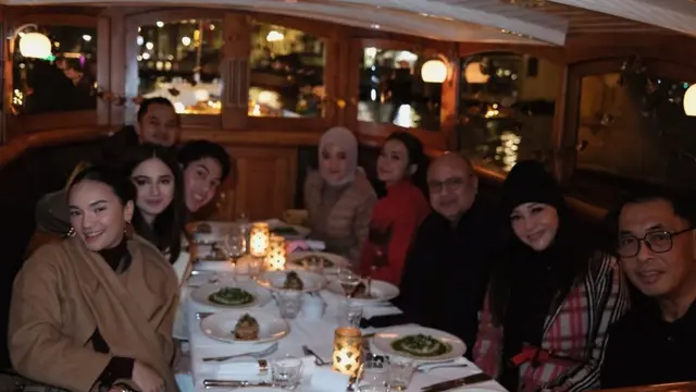 Potret Liburan Syifa Hadju dengan Rekan dan Keluarga El Rumi (credit: https://www.instagram.com/syifahadju/).