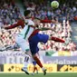 Pemain Atletico Madrid, Yannick Ferreira-Carrasco berebut bola dengan pemain Granada CF Cristiano Biraghi (kiri) pada lanjutan La Liga Spanyol di Stadion Vicente Calderon, Madrid (17/4/2016) malam WIB. (REUTERS/Sergio Perez)