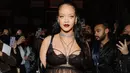 Rihanna kembali tampil memukau dengan koleksi dari Dior Pre Fall. Mengenakan gabardine coat dari katun ringan berwarna hitam, yang dipadunya dnegan fishnet dress yang juga berwarna hitam, Rihanna memamerkan baby bumpnya. Foto: Document/Dior.
