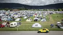 Dalam pertemuan tahunan ke-24 ini, sekitar 5.000 mobil Citroen 2CV dari seluruh dunia berkumpul di pedesaan Swiss. (GABRIEL MONNET/AFP)