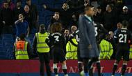 Para penggemar Chelsea menyampaikan perasaan mereka kepada para pemain setelah pertandingan Liga Inggris antara Brighton and Hove Albion dan Chelsea di American Express Community Stadium di Brighton, Inggris selatan pada 22 April 2026. Brighton memenangkan pertandingan dengan skor 3-0. (Glyn KIRK/AFP)