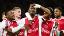 Jorrel Hato (tengah) menjadi nama yang mampu tampil cemerlang di tengah penampilan inkonsisteni Ajax Amsterdam. Penampilan kukuhnya sebagai bek tengah membuat pelatih John Van't Schip sering mempercayakan posisi krusial tersebut kepada pemain 18 tahun itu. Hato merupakan bek modern dengan kekuatan fisik dan kecepatan yang mengagumkan. Ia juga memiliki kemampuan dalam membangun serangan, tekel, dan intersep. Ia tercatat telah membuat 38 penampialn dengan membuat 1 gol dan 6 assist pada musim ini. (AFP/Olaf Kraak)