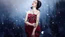 Pemotretan dilakukan oleh fotografer Fandy dari FD Photography. Penampilan kedua Laura Moane memukau dalam balutan gaun panjang berwarna merah gelap tanpa lengan dengan belahan tinggi (high slit), dipadukan dengan bando manik-manik gemerlap dan aksen hati di dada. Kontras antara gaun merah gelap dan kulitnya yang putih bersih semakin menambah daya tarik penampilannya. (Liputan6.com/IG/@fdphotography90)