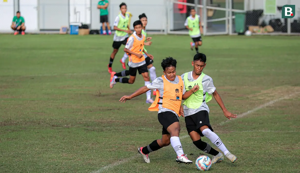 Suasana latihan Timnas Indonesia U-16 yang berlangsung di Lapangan B, Kompleks Stadion Utama Gelora Bung Karno (SUGBK), Senayan, Jakarta, Senin (19/02/2024). (Bola.com/Bagaskara Lazuardi)