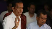 Didampingi Wakil Presiden Jusuf Kalla, Presiden Jokowi menggelar konferensi pers soal kabinet di Istana Merdeka, Jakarta, Kamis (23/10/2014). (Liputan6.com/Herman Zakharia)