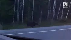 Kejadian menyeramkan terekam kamera seorang pria ketika sedang beristirahat di pinggir jalan. Tiba-tiba saja bayangan putih muncul di hadapannya.