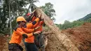Insiden ini menyebabkan dua warga tewas dan 21 warga lainnya masih dinyatakan hilang. Tampak dalam foto, tim penyelamat mencari korban selamat setelah longsor menimbun beberapa rumah di Desa Cibeunying, Kabupaten Cilacap, Jawa Tengah, pada Jumat 14 November 2025. (Bakhtiar RAHMAN/AFP)
