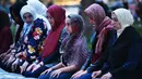Jemaah muslim wanita melakukan salat sebelum berbuka puasa Ramadan di Lafayette Square, Washington DC (6/6). Usai melakukan salat mereka juga melakukan buka puasa Ramadan bersama.  (AFP/Mandel Ngan)