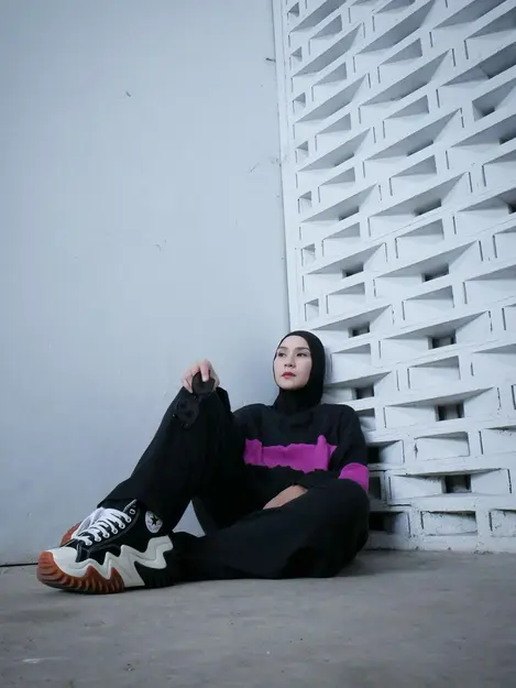8 Potret OOTD Hijab Casual dengan Sneakers ala Zaskia Adya Mecca hingga Shireen Sungkar