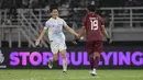 Pemain PSIM Yogyakarta, Yasaku Yamadera merayakan kemenangan usai timnya berhasil mengalahkan Persebaya Surabaya 1-0 pada pertandingan pembuka BRI Super League 2025/2026 di Stadion Gelora Bung Tomo, Jumat (08/08/2025) malam WIB. (Bola.com/Abdul Aziz)