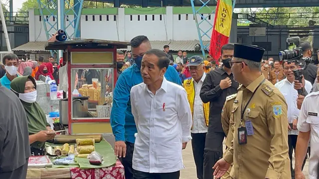 Joko Widodo Blusukan di Pasar Rakyat Talang Banjar Kota Jambi