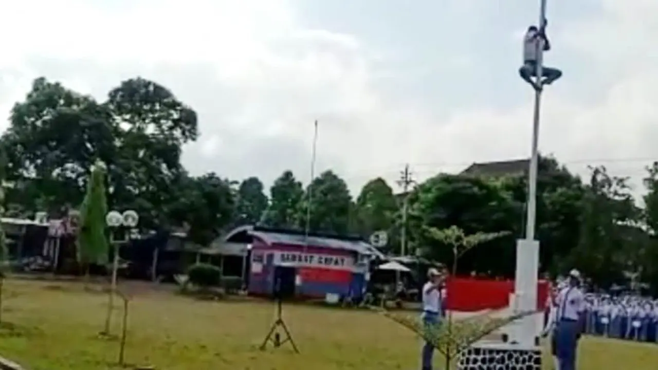 Aksi heroik 2 siswa SMA N 1 Purwokerto memanjat tiang bendera di hari sumpah pemuda viral di berbagai linimassa. (Foto: Liputan6.com/Istimewa/Dok. Humas Pemkab BMS/Muhamad Ridlo)