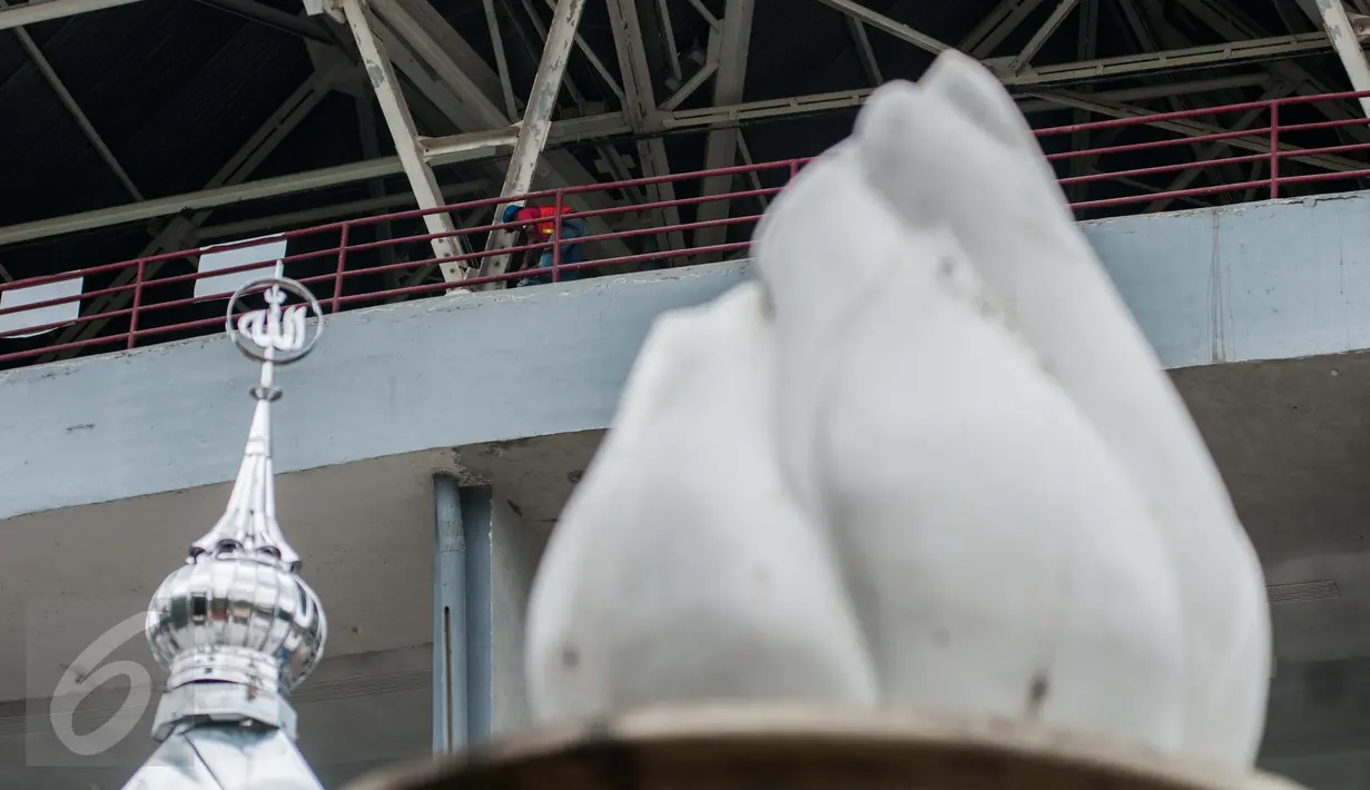 Renovasi infrastruktur olahraga di kompleks Gelora Bung Karno untuk Asian Games tahun 2018 tersebut ditargetkan selesai pada Oktober 2017, Jakarta, Selasa (31/1). (Liputan6.com/Gempur M Surya)