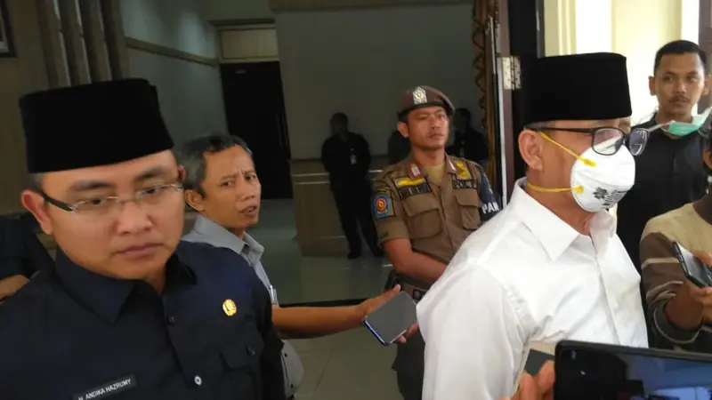 Gubernur Banten Wahidin Halim mengenakan masker saat lantik pejabat Pembro Banten.