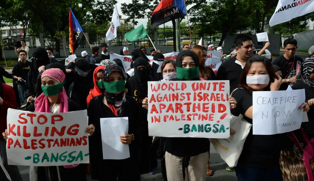 Pengunjuk rasa di Filipina membawa aneka tulisan yang menuntut kemerdekaan Palestina dari penjajahan Israel di depan Kedutaan Besar Israel di Manila pada tanggal 15 Juli 2014 (AFP PHOTO / TED Aljibe)