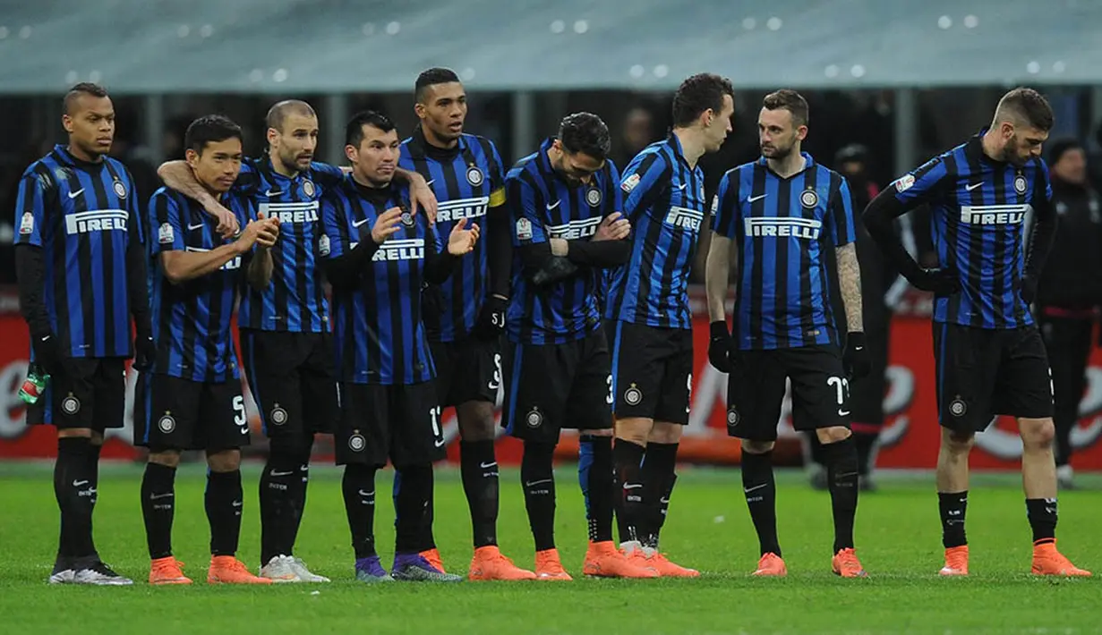 Para pemain Inter Milan tampak kecewa takluk dari Juventus melalui adu penalti. Pada babak final, Juventus akan bertemu dengan AC Milan. (EPA/Daniele Mascolo)