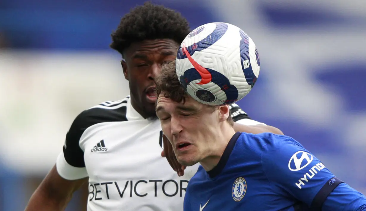 Pemain Chelsea Andreas Christensen (kanan) memenangkan duel udara dengan pemain Fulham Josh Maja. (Foto: AFP/Pool/Ian Walton)