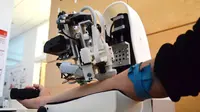 Robot Medis Berbasis Kecerdasan Buatan Bisa Ambil Darah. Kredit: Martin Yarmush and Alvin Chen via Eurekalert