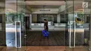 Pekerja memindahkan barang di bioskop XXI Taman Ismail Marzuki (TIM) yang per 19 Agustus 2019 sudah tidak beroperasi lagi, Jakarta, Selasa (20/8/2019). Pemberhentian operasional salah satu bioskop milik jaringan 21 Cineplex Group itu imbas dari revitalisasi kawasan TIM. (Liputan6.com/Johan Tallo)