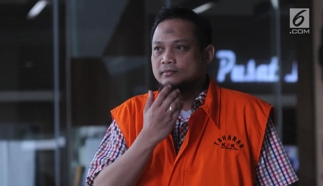Tersangka panitera pengganti PN Medan Helpandi usai pemeriksaan di Gedung KPK, Jakarta, Rabu (26/12). Berkas perkara Helpandi terkait kasus dugaan suap terhadap Hakim PN Medan telah lengkap (P21) dan siap untuk disidangkan. (Merdeka.com/Dwi Narwoko)