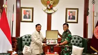 Kepala Staf Angkatan Laut (KSAL) Laksamana TNI Muhammad Ali melakukan kunjungan Kehormatan kepada Menteri Pertahanan RI Prabowo Subianto. (Dok. Merdeka.com/Nur Habibie)