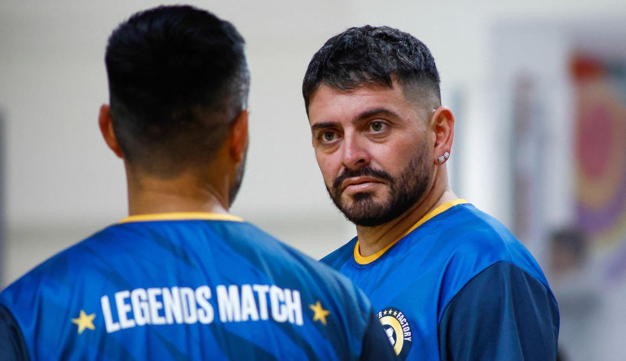 Putra dari mendiang Diego Maradona, Diego Armando Maradona Jr ikut bermain dalam laga bertajuk Legends Soccer Match untuk merayakan ulang tahun Diego Maradona di American Dream Mall, East Rutherford, New Jersey, pada 30 Oktober 2025. (AFP/Kena Betancur)