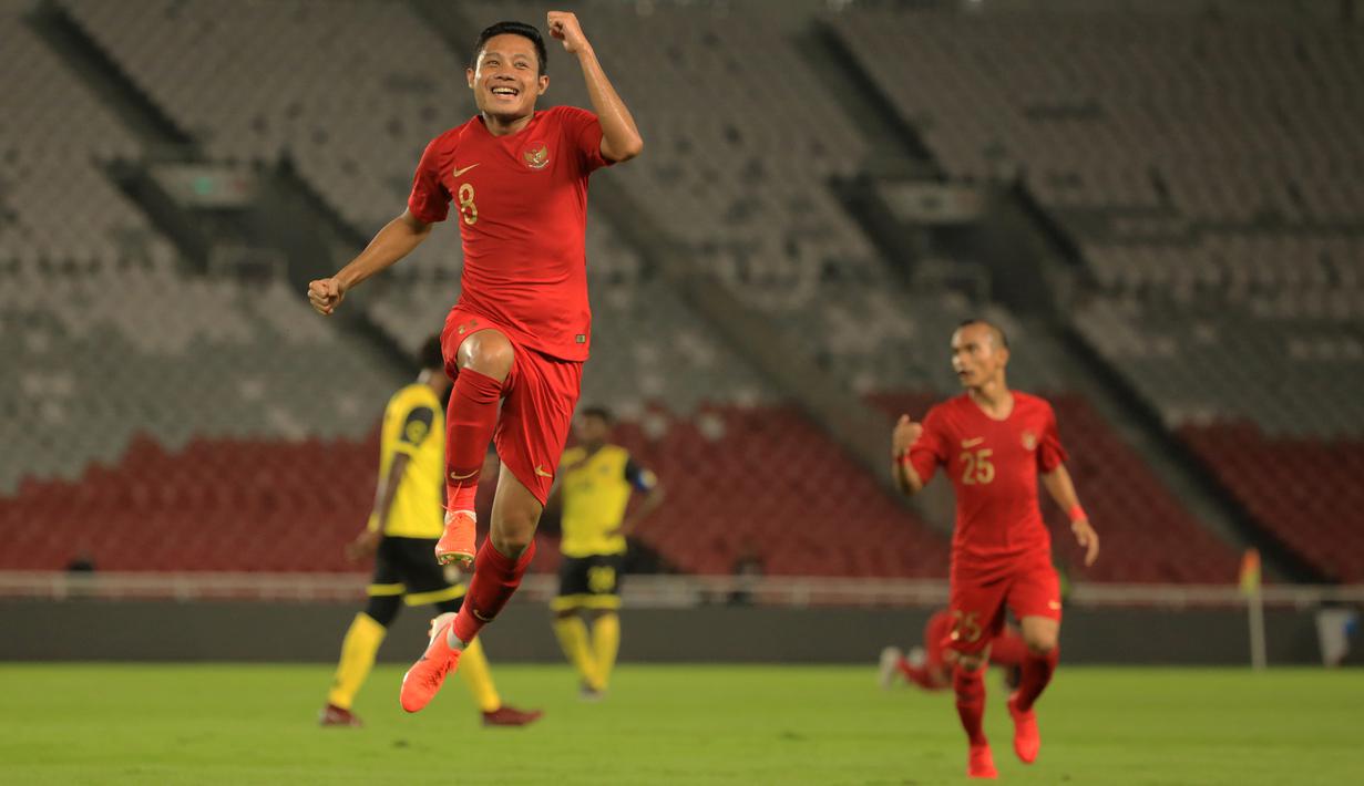 Gelandang Timnas Indonesia, Evan Dimas, merayakan gol ke gawang Vanuatu pada laga persahabatan di SUGBK, Jakarta, Sabtu (15/6). Indonesia menang 6-0 atas Vanuatu. (Bola.com/Yoppy Renato)