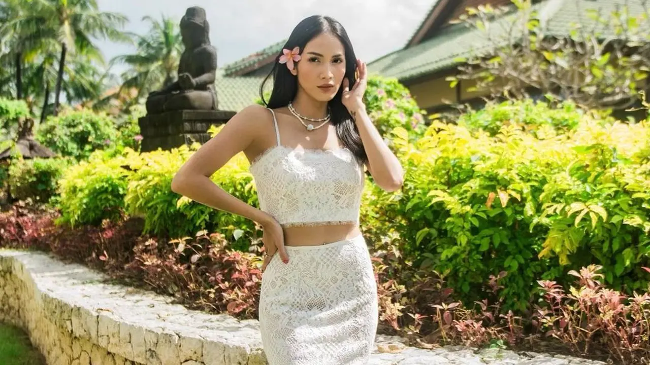 Aulia Sarah Bergaya dengan Crop Top