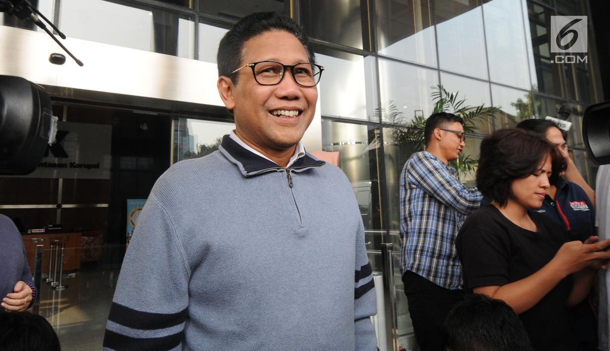 Ketua DPRD Jawa Timur, Abdul Halim Iskandar meninggalkan Gedung KPK seusai memenuhi panggilan penyidik di Jakarta, Selasa (31/7). Ini kali kedua Halim dipanggil penyidik setelah sebelumnya tak bisa hadir karena sakit. (Merdeka.com/Dwi Narwoko)