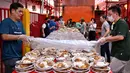 Penyediaan makanan gratis dilakukan dalam rangka berbagi pada sesama, khususnya bagi umat muslim yang menjalankan ibadah puasa di bulan Ramadan. (Adek BERRY/AFP)