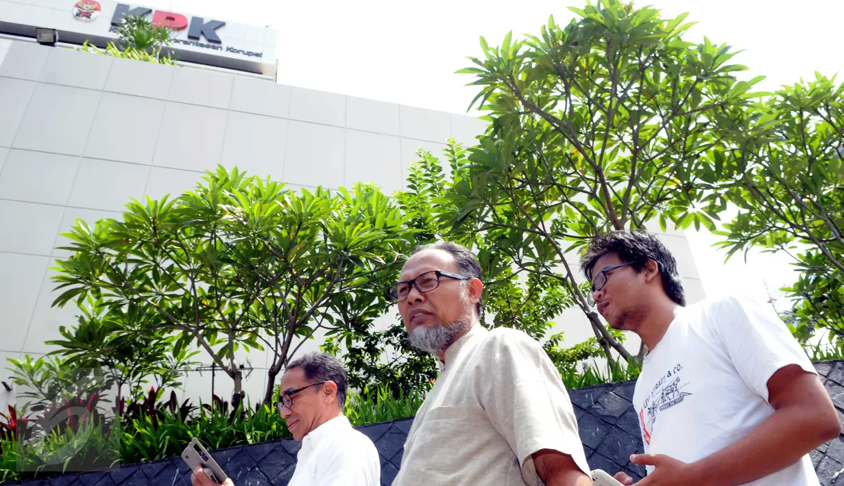 Mantan Wakil Ketua KPK, Bambang Widjojanto (tengah) berjalan meninggalkan Gedung KPK, Jakarta, Jumat (4/3). Kehadiran BW ke KPK buntut dari kebijakan Kejaksaan Agung yang menutup atau mengesampingkan kasus hukum yang menimpanya (Liputan6.com/Helmi Afandi)