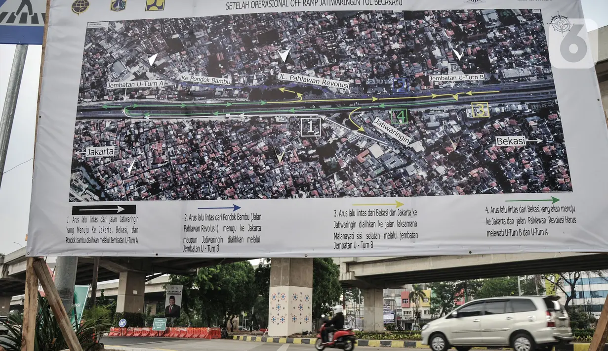 Kendaraan melintas di dekat spanduk informasi mengenai rekayasa lalu lintas di Jalan Laksamana Malahayati seiring mulai beroperasinya Off Ramp Jatiwaringin, Tol Becakayu, Jakarta Timur, Selasa (25/10/2022). Kepala Dishub DKI Jakarta Syafrin Liputo mengungkapkan rekayasa lalu lintas dilakukan karena Off Ramp Jatiwaringin Tol Becakayu mulai beroperasi yang berlangsung hingga 4 November mendatang. (merdeka.com/Iqbal S. Nugroho)