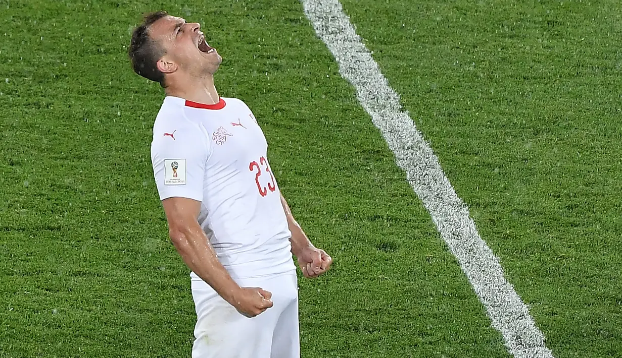 Gelandang Swiss, Xherdan Shaqiri, merayakan gol yang dicetaknya ke gawang Serbia pada laga grup E Piala Dunia di Kaliningrad, Jumat (22/6/2018). Gol ini tercipta pada menit ‘90 atau masa injury time. (AFP/Patrick Hertzog)