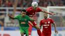 Pemain PSS Sleman, Todd Rivaldo Albert Ferre, berebut bola dengan pemain Persis Solo, Sutanto Tan (kanan), dalam lanjutan pertandingan babak penyisihan Grup A Piala Presiden 2022 di Stadion Manahan, Solo, Jawa Tengah, Sabtu (11/6/2022). (Bola.com/Arief Bagus)