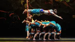 Aksi para aktor dalam pertunjukan akrobat di Wilayah Sheyang di Yancheng, Provinsi Jiangsu, China timur (20/11/2020). Pertunjukan ini disuguhkan dalam Festival Seni dan Budaya Bangau Mahkota Merah ke-14 pada Jumat (20/11). (Xinhua/Yang Lei)