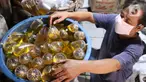 Pedagang tengah menata minyak curah yang dijual di pasar di Kota Tangerang, Banten, Kamis (25/11/2021). Pemerintah melarang peredaran minyak goreng curah ke pasar per tanggal 1 Januari 2022. (Liputan6.com/Angga Yuniar)